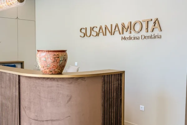 Receção da clínica com logótipo Susana Mota aplicado na parede
