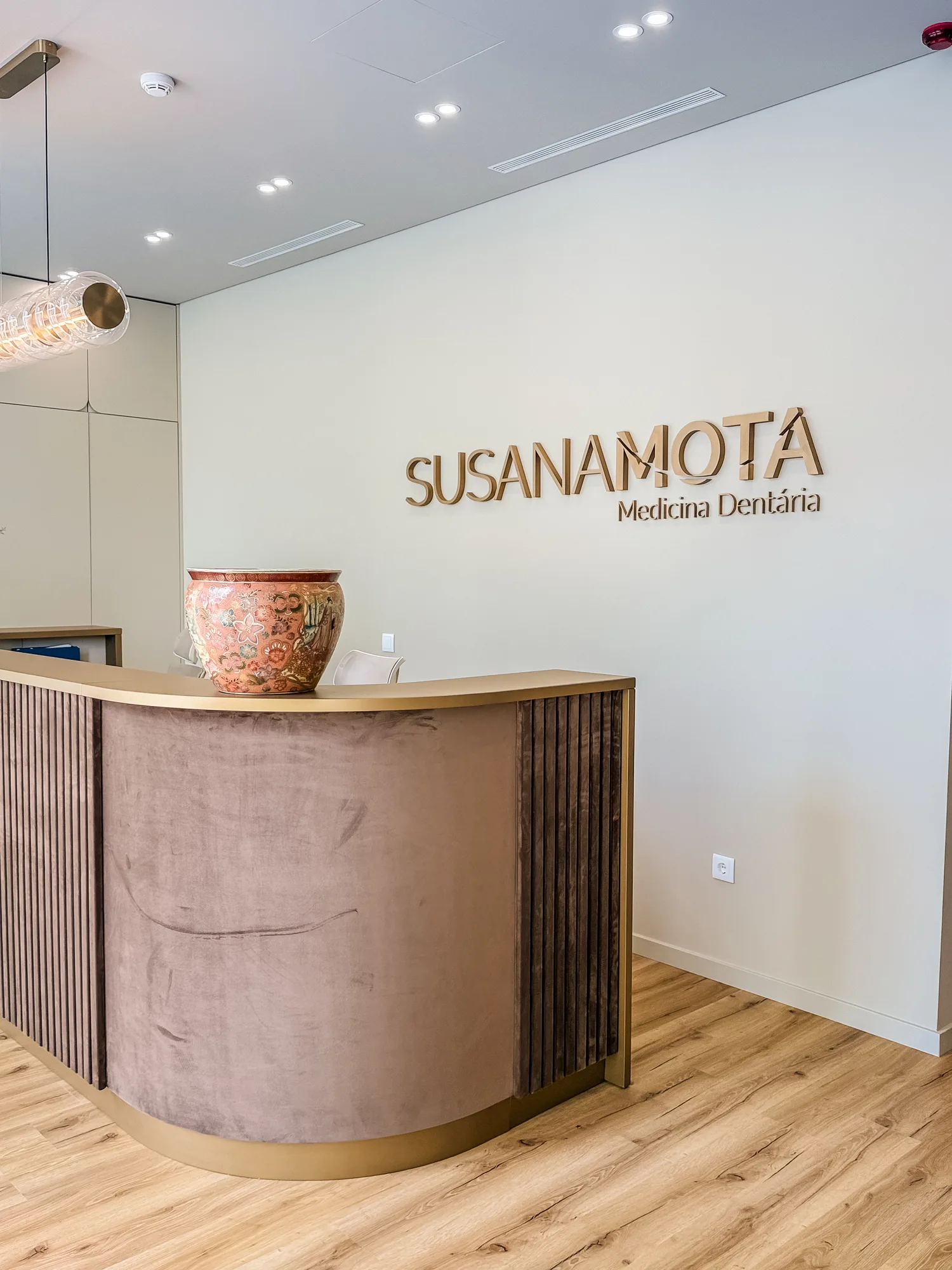 Receção da clínica com logótipo Susana Mota aplicado na parede